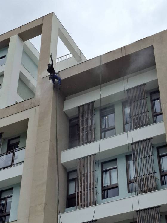 礁溪飯店外牆蜘蛛人清洗