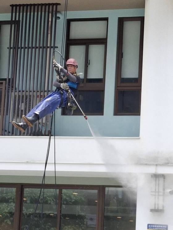 礁溪飯店外牆蜘蛛人清洗