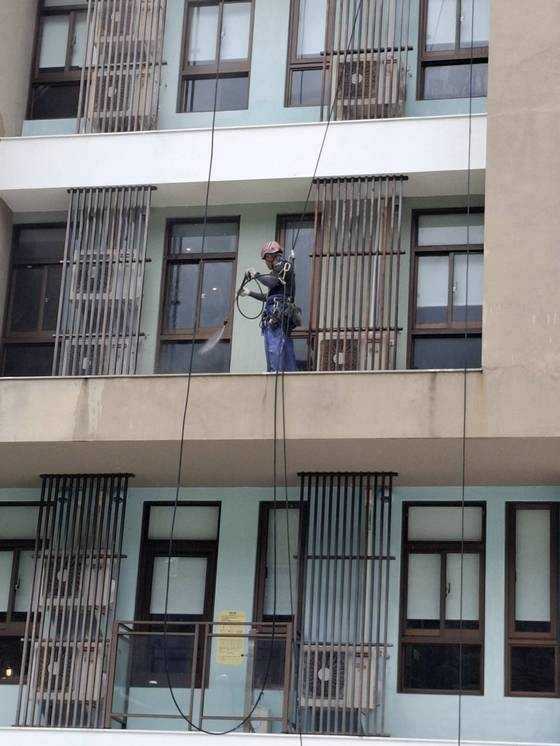礁溪飯店外牆蜘蛛人清洗