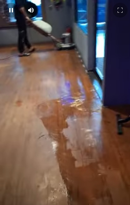 礁溪居酒屋地板清洗打蠟